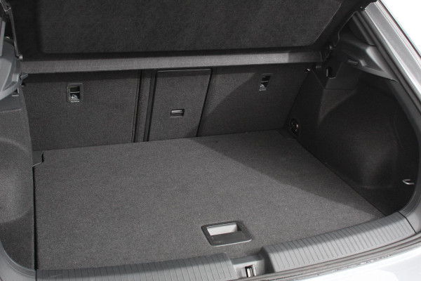 Volkswagen T-Roc 1.5 TSI 150pk DSG R-Line | Navigatie | Apple Carplay/Android Auto | Parkeersensoren | Camera | Blind Spot Assist | Adaptive Cruise Control | Elektrische achterklep | Stoel- en stuurverwarming | Climate Control | Ledverlichting | Virtual Cockpit