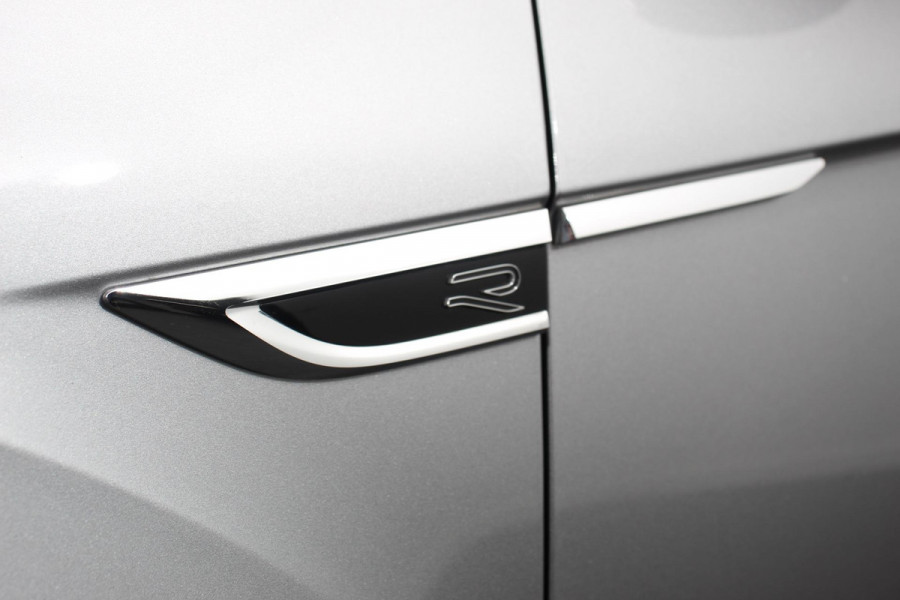 Volkswagen T-Roc 1.5 TSI 150pk DSG R-Line | Navigatie | Apple Carplay/Android Auto | Parkeersensoren | Camera | Blind Spot Assist | Adaptive Cruise Control | Elektrische achterklep | Stoel- en stuurverwarming | Climate Control | Ledverlichting | Virtual Cockpit