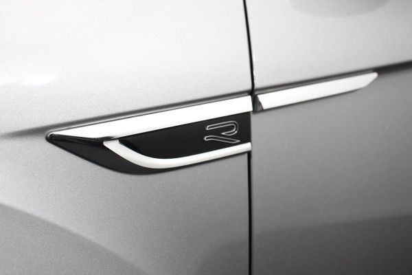 Volkswagen T-Roc 1.5 TSI 150pk DSG R-Line | Navigatie | Apple Carplay/Android Auto | Parkeersensoren | Camera | Blind Spot Assist | Adaptive Cruise Control | Elektrische achterklep | Stoel- en stuurverwarming | Climate Control | Ledverlichting | Virtual Cockpit