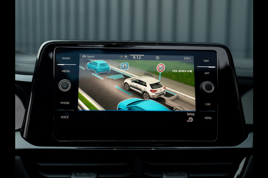 Volkswagen T-Roc 1.5 TSI R-Line Business | Trekhaak afnb. | Panodak | Keyless | Elk. A-klep | Side Assist | IQ Light | Prijs Rijklaar!!