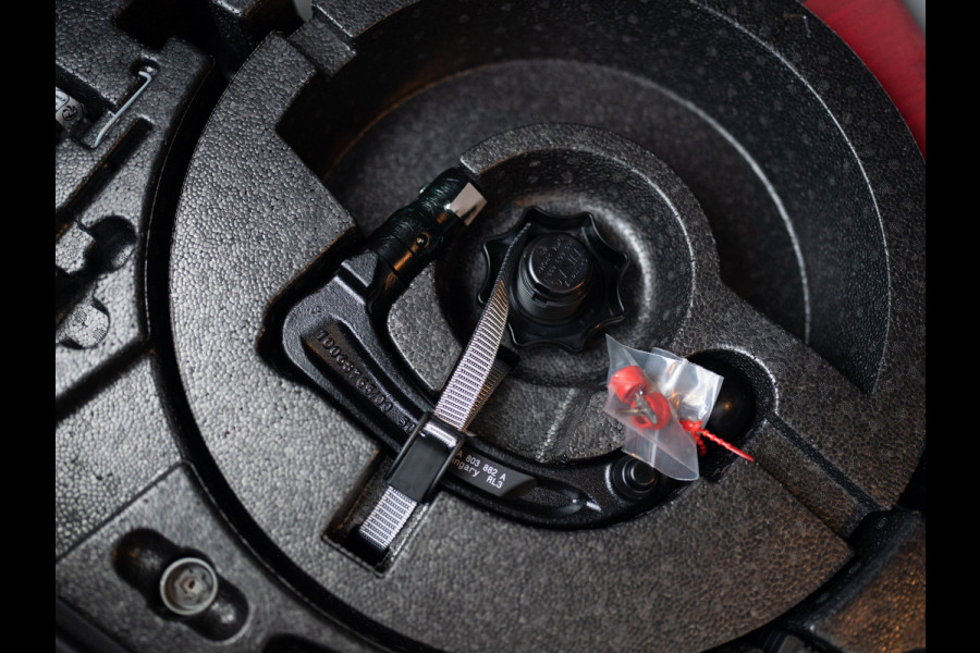 Volkswagen T-Roc 1.5 TSI R-Line Business | Trekhaak afnb. | Panodak | Keyless | Elk. A-klep | Side Assist | IQ Light | Prijs Rijklaar!!