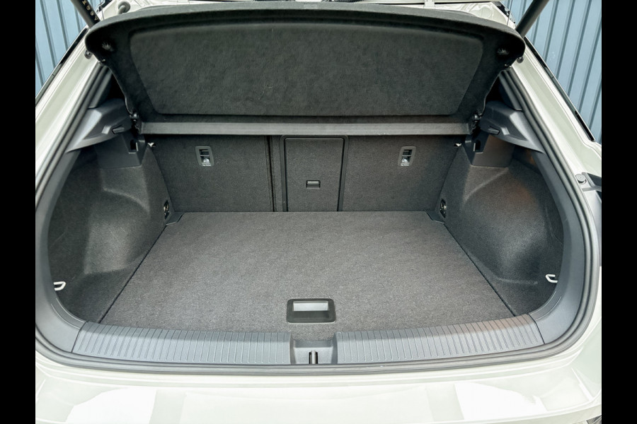 Volkswagen T-Roc 1.5 TSI R-Line Business | Trekhaak afnb. | Panodak | Keyless | Elk. A-klep | Side Assist | IQ Light | Prijs Rijklaar!!