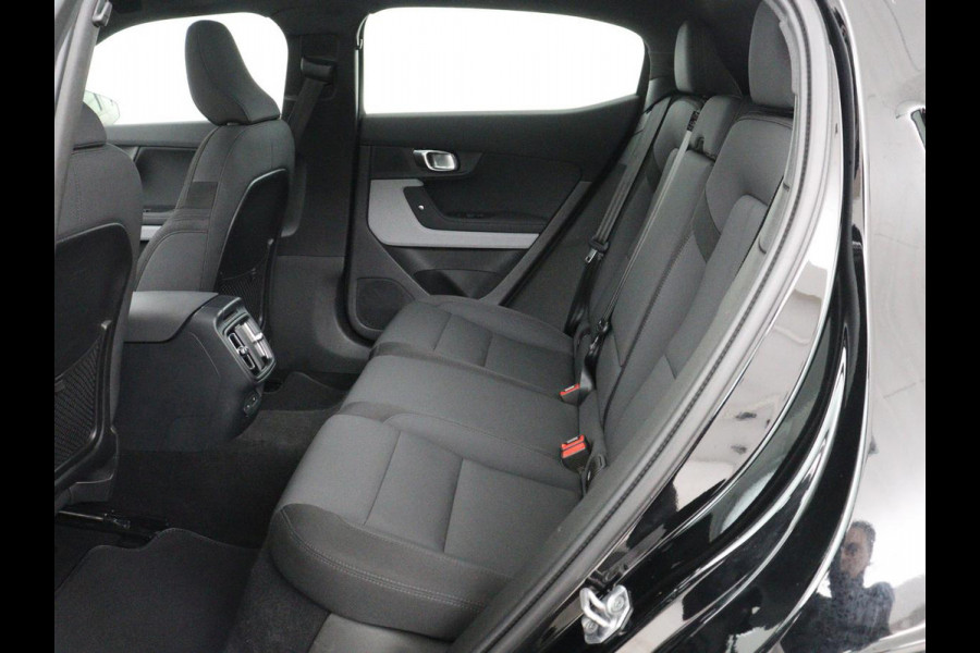 Polestar 2 Long Range Dual Motor Launch Edition 78kWh | Panoramadak | Trekhaak | 360 Camera | Achterbankverwarming | Adaptive cruise | Carplay | Camera | Stoelverwarming | Keyless