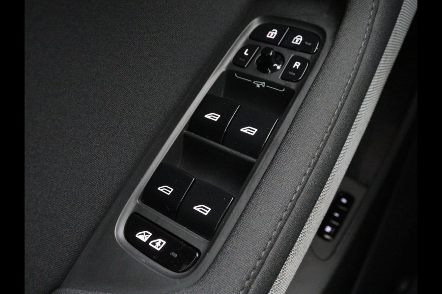 Polestar 2 Long Range Dual Motor Launch Edition 78kWh | Panoramadak | Trekhaak | 360 Camera | Achterbankverwarming | Adaptive cruise | Carplay | Camera | Stoelverwarming | Keyless