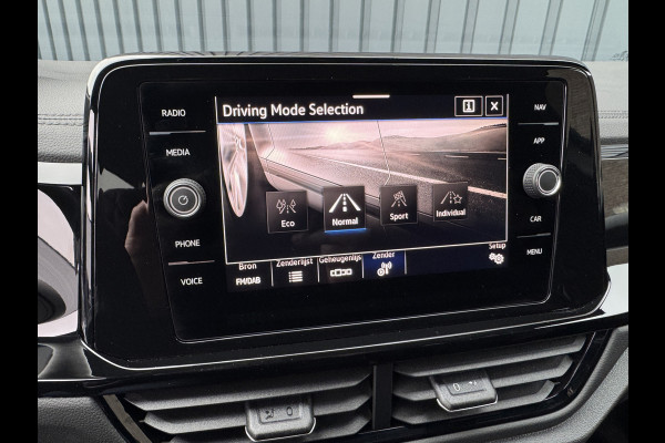 Volkswagen T-Roc 1.5 TSI R-Line Business | Trekhaak afnb. | Panodak | Keyless | Elk. A-klep | Side Assist | IQ Light | Prijs Rijklaar!!