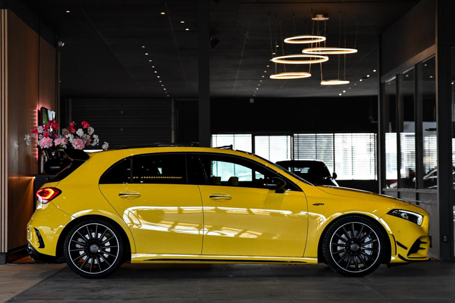 Mercedes-Benz A-Klasse AMG 35 4MATIC Edition 1 Aero. Schaal, Pano, Perf stuur, Keyless, Camera, Dodeh, CarPlay, Sfeer!