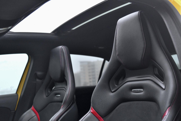 Mercedes-Benz A-Klasse AMG 35 4MATIC Edition 1 Aero. Schaal, Pano, Perf stuur, Keyless, Camera, Dodeh, CarPlay, Sfeer!