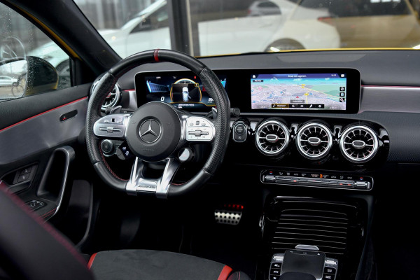 Mercedes-Benz A-Klasse AMG 35 4MATIC Edition 1 Aero. Schaal, Pano, Perf stuur, Keyless, Camera, Dodeh, CarPlay, Sfeer!