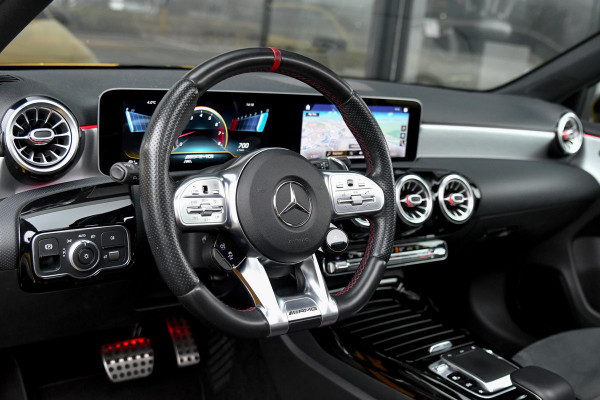Mercedes-Benz A-Klasse AMG 35 4MATIC Edition 1 Aero. Schaal, Pano, Perf stuur, Keyless, Camera, Dodeh, CarPlay, Sfeer!