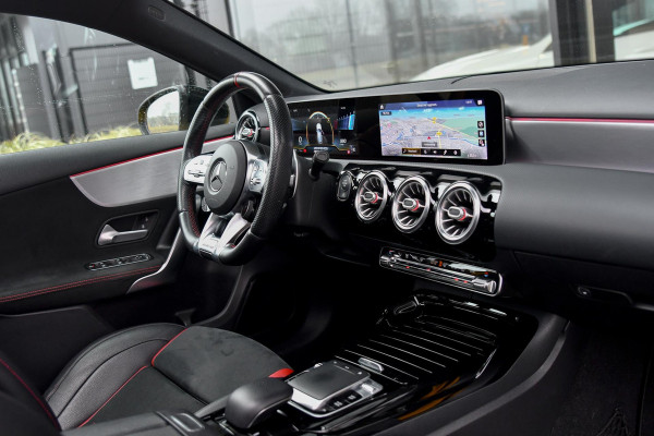 Mercedes-Benz A-Klasse AMG 35 4MATIC Edition 1 Aero. Schaal, Pano, Perf stuur, Keyless, Camera, Dodeh, CarPlay, Sfeer!