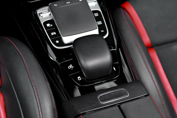 Mercedes-Benz A-Klasse AMG 35 4MATIC Edition 1 Aero. Schaal, Pano, Perf stuur, Keyless, Camera, Dodeh, CarPlay, Sfeer!