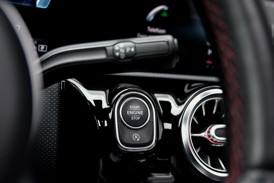 Mercedes-Benz A-Klasse AMG 35 4MATIC Edition 1 Aero. Schaal, Pano, Perf stuur, Keyless, Camera, Dodeh, CarPlay, Sfeer!