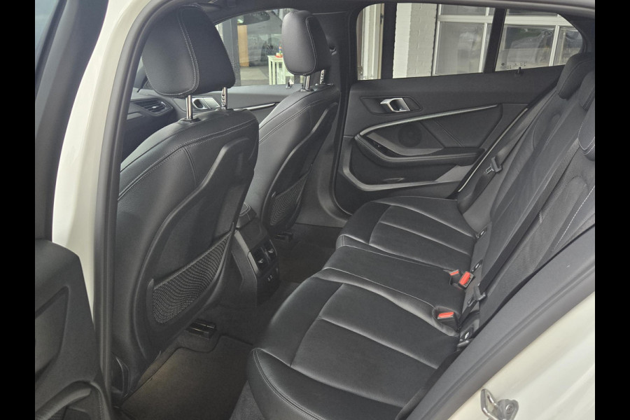 BMW 1-serie 118i High M SPORT | PANORAMA | CAMERA | LEDER | SPORTSTOELEN | 18 INCH LM VELGEN | TREKHAAK |