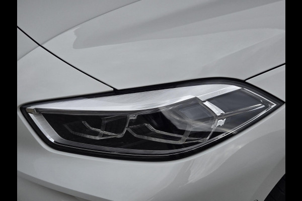 BMW 1-serie 118i High M SPORT | PANORAMA | CAMERA | LEDER | SPORTSTOELEN | 18 INCH LM VELGEN | TREKHAAK |