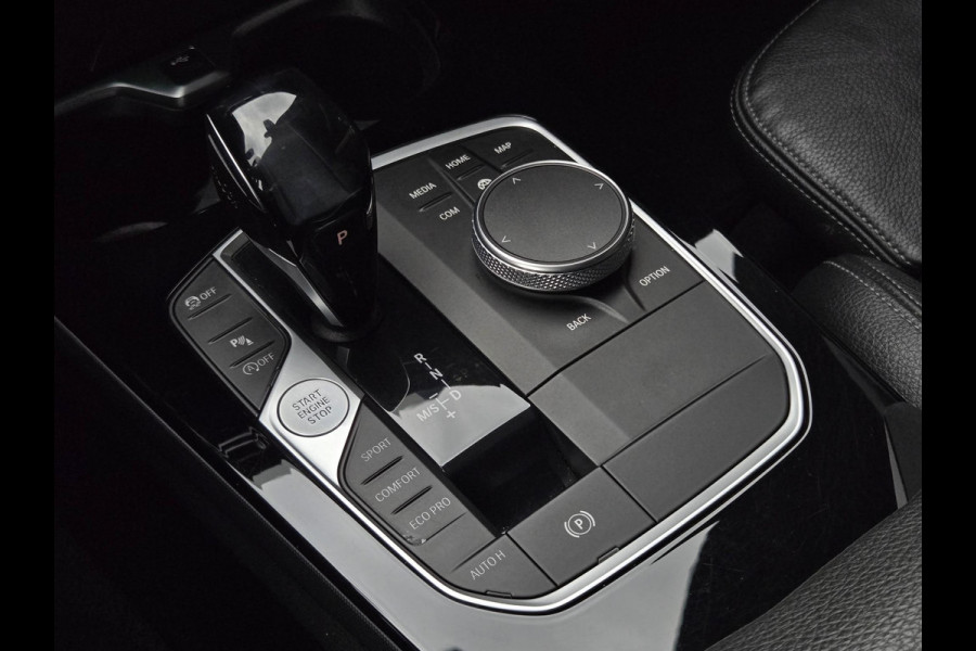 BMW 1-serie 118i High M SPORT | PANORAMA | CAMERA | LEDER | SPORTSTOELEN | 18 INCH LM VELGEN | TREKHAAK |