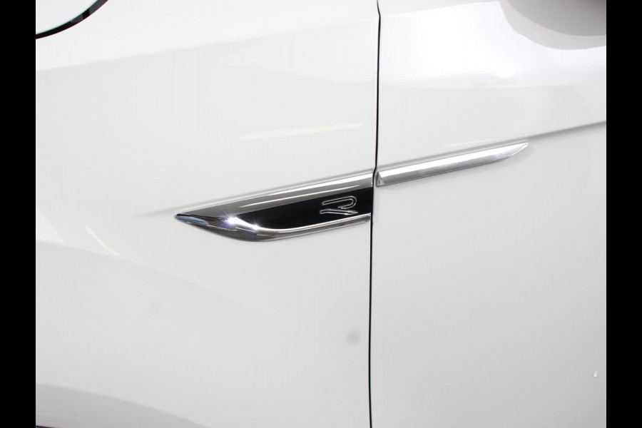 Volkswagen T-Roc 1.5 TSI R-Line+Blackpack Climate control | Adaptieve cruise control | Panoramadak | LED | Navigatie | Achteruitrijcamera | Parkeersensoren | Apple Carplay/ Android Auto | Radio
