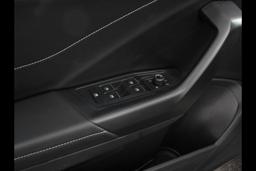 Volkswagen T-Roc 1.5 TSI R-Line+Blackpack Climate control | Adaptieve cruise control | Panoramadak | LED | Navigatie | Achteruitrijcamera | Parkeersensoren | Apple Carplay/ Android Auto | Radio