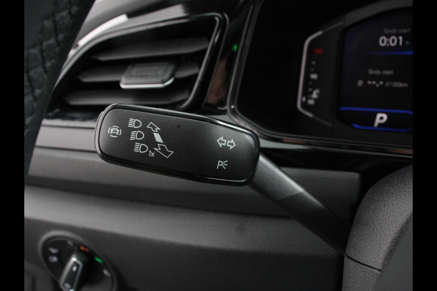 Volkswagen T-Roc 1.5 TSI R-Line+Blackpack Climate control | Adaptieve cruise control | Panoramadak | LED | Navigatie | Achteruitrijcamera | Parkeersensoren | Apple Carplay/ Android Auto | Radio