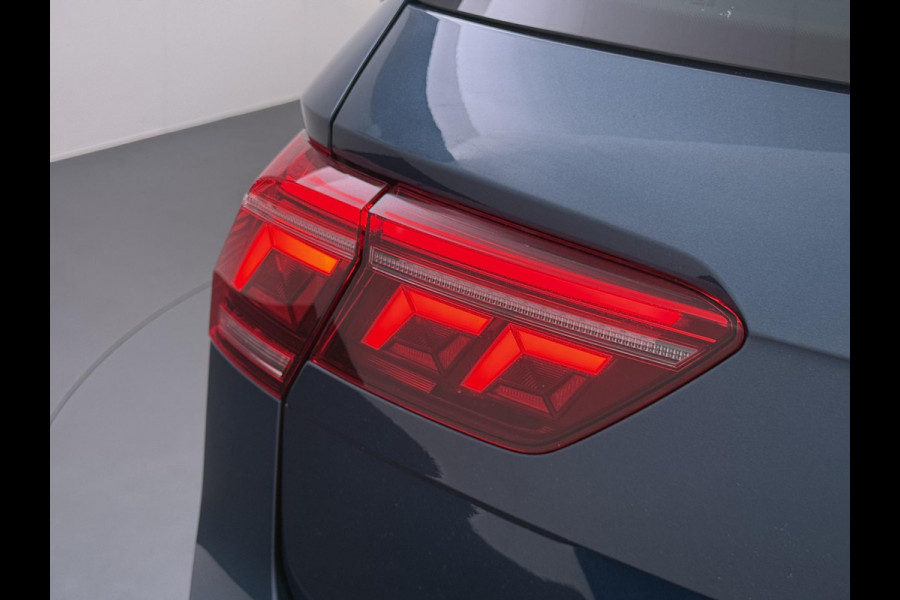 Volkswagen Tiguan 1.4 TSI eHybrid PHEV VAN €33.900,- NU VOOR SLECHTS €30.877,- Uw LENTEVOORDEEL €3.023,- |SUPER COMPLEET| SCHUIF/ KANTELDAK| DODE HOEK| ELEK. ACHTERKLEP| DIG. DASH | CAMERA| RIJKLAAR GELEVERD INCL. 12 MND BOVAG GARANTIE
