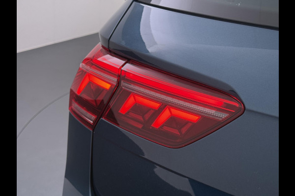 Volkswagen Tiguan 1.4 TSI eHybrid PHEV VAN €33.900,- NU VOOR SLECHTS €30.877,- Uw LENTEVOORDEEL €3.023,- |SUPER COMPLEET| SCHUIF/ KANTELDAK| DODE HOEK| ELEK. ACHTERKLEP| DIG. DASH | CAMERA| RIJKLAAR GELEVERD INCL. 12 MND BOVAG GARANTIE