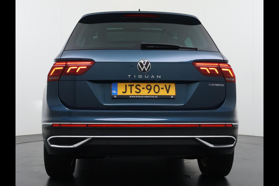 Volkswagen Tiguan 1.4 TSI eHybrid PHEV VAN €33.900,- NU VOOR SLECHTS €30.877,- Uw LENTEVOORDEEL €3.023,- |SUPER COMPLEET| SCHUIF/ KANTELDAK| DODE HOEK| ELEK. ACHTERKLEP| DIG. DASH | CAMERA| RIJKLAAR GELEVERD INCL. 12 MND BOVAG GARANTIE