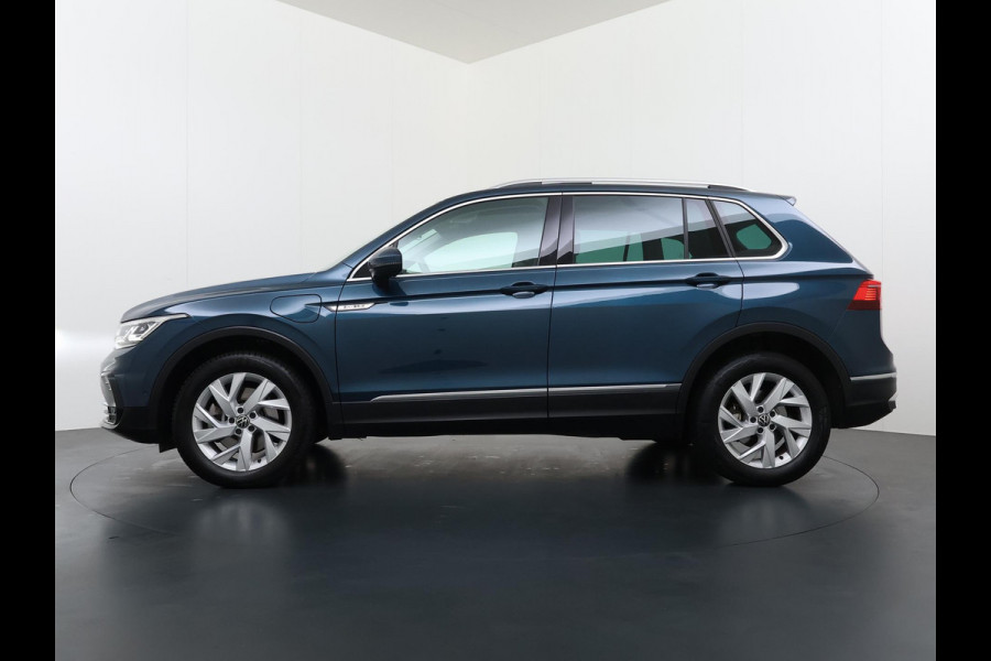 Volkswagen Tiguan 1.4 TSI eHybrid PHEV VAN €33.900,- NU VOOR SLECHTS €30.877,- Uw LENTEVOORDEEL €3.023,- |SUPER COMPLEET| SCHUIF/ KANTELDAK| DODE HOEK| ELEK. ACHTERKLEP| DIG. DASH | CAMERA| RIJKLAAR GELEVERD INCL. 12 MND BOVAG GARANTIE