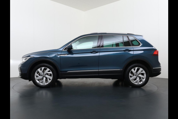 Volkswagen Tiguan 1.4 TSI eHybrid PHEV VAN €33.900,- NU VOOR SLECHTS €30.877,- Uw LENTEVOORDEEL €3.023,- |SUPER COMPLEET| SCHUIF/ KANTELDAK| DODE HOEK| ELEK. ACHTERKLEP| DIG. DASH | CAMERA| RIJKLAAR GELEVERD INCL. 12 MND BOVAG GARANTIE