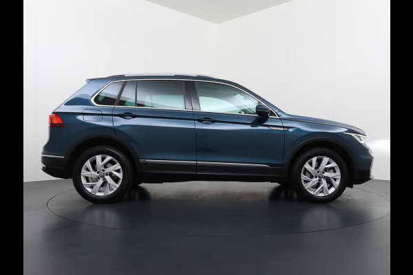 Volkswagen Tiguan 1.4 TSI eHybrid PHEV VAN €33.900,- NU VOOR SLECHTS €30.877,- Uw LENTEVOORDEEL €3.023,- |SUPER COMPLEET| SCHUIF/ KANTELDAK| DODE HOEK| ELEK. ACHTERKLEP| DIG. DASH | CAMERA| RIJKLAAR GELEVERD INCL. 12 MND BOVAG GARANTIE