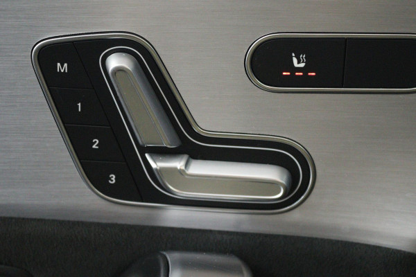 Mercedes-Benz A-Klasse 180 Business Solution AMG (PANORAMADAK, STOELVERWARMING, ELEKTRISCHE STOELEN-, SFEERVERLICHTING, NL-AUTO)