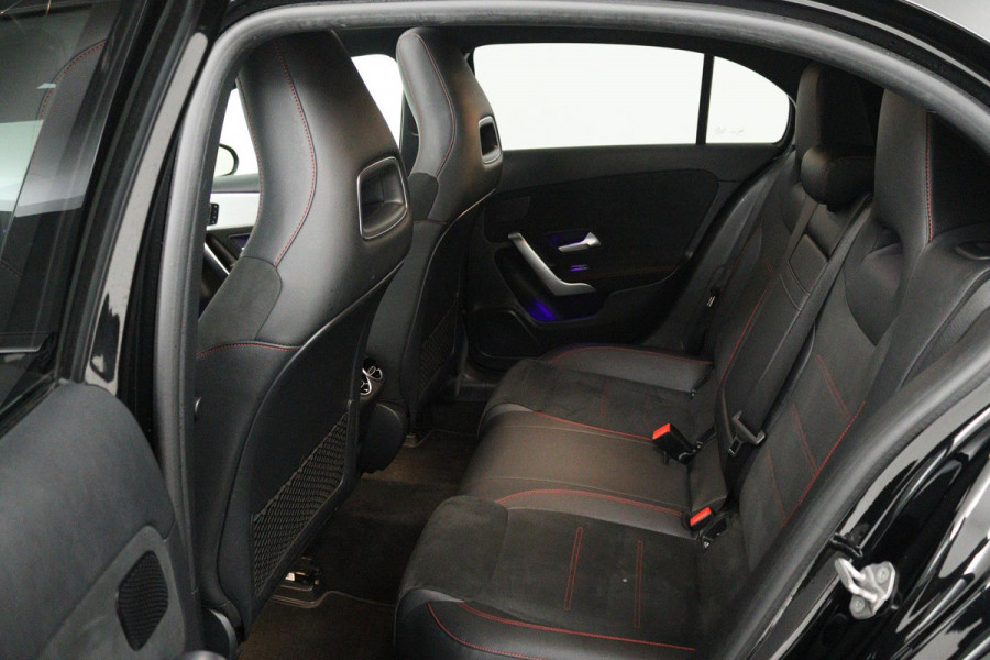 Mercedes-Benz A-Klasse 180 Business Solution AMG (PANORAMADAK, STOELVERWARMING, ELEKTRISCHE STOELEN-, SFEERVERLICHTING, NL-AUTO)