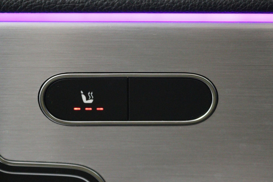 Mercedes-Benz A-Klasse 180 Business Solution AMG (PANORAMADAK, STOELVERWARMING, ELEKTRISCHE STOELEN-, SFEERVERLICHTING, NL-AUTO)