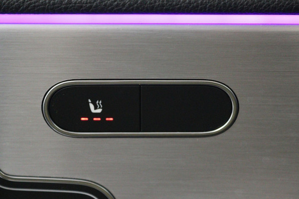 Mercedes-Benz A-Klasse 180 Business Solution AMG (PANORAMADAK, STOELVERWARMING, ELEKTRISCHE STOELEN-, SFEERVERLICHTING, NL-AUTO)