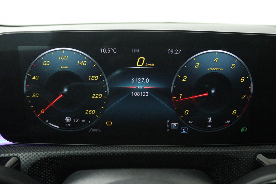 Mercedes-Benz A-Klasse 180 Business Solution AMG (PANORAMADAK, STOELVERWARMING, ELEKTRISCHE STOELEN-, SFEERVERLICHTING, NL-AUTO)