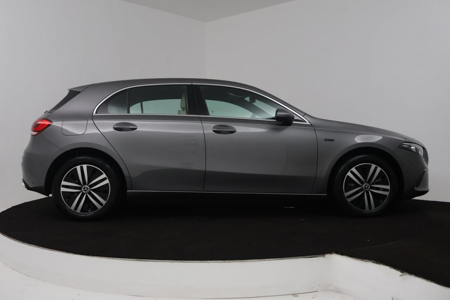 Mercedes-Benz A-Klasse 250 e Business Solution Luxury Limited (SFEERVERLICHTING, STOELVERWARMING, ACHTERUITRIJCAMERA, SENSOREN)