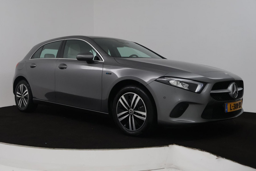 Mercedes-Benz A-Klasse 250 e Business Solution Luxury Limited (SFEERVERLICHTING, STOELVERWARMING, ACHTERUITRIJCAMERA, SENSOREN)