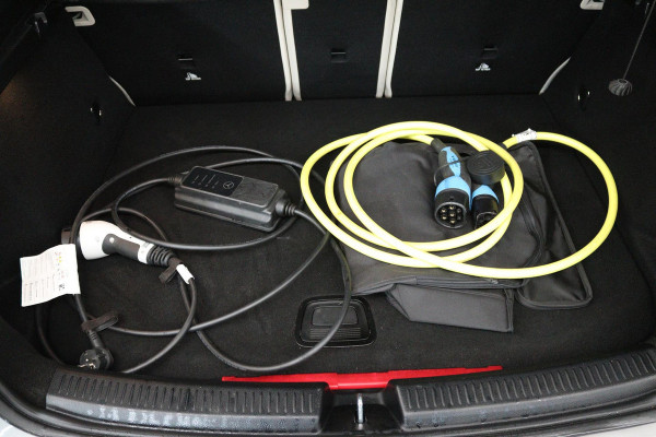 Mercedes-Benz A-Klasse 250 e Business Solution Luxury Limited (SFEERVERLICHTING, STOELVERWARMING, ACHTERUITRIJCAMERA, SENSOREN)