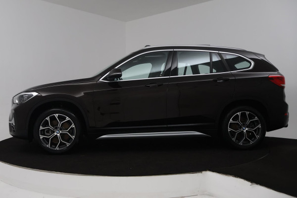 BMW X1 SDrive20i VDL Nedcar Edition (PANORAMADAK, ACHTERUITRIJCAMERA, STOELVERWARMING, DEALER ONDERHOUDEN)