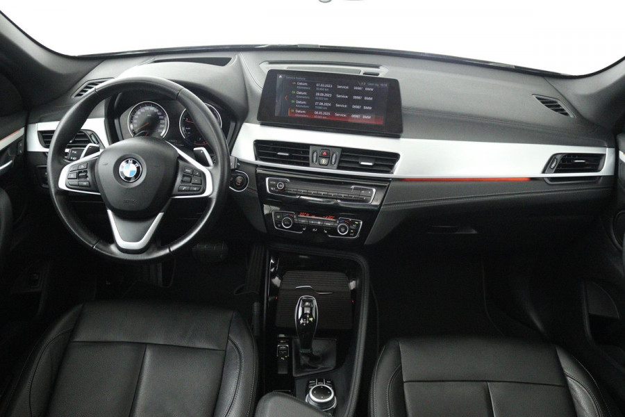 BMW X1 SDrive20i VDL Nedcar Edition (PANORAMADAK, ACHTERUITRIJCAMERA, STOELVERWARMING, DEALER ONDERHOUDEN)