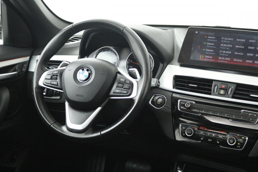 BMW X1 SDrive20i VDL Nedcar Edition (PANORAMADAK, ACHTERUITRIJCAMERA, STOELVERWARMING, DEALER ONDERHOUDEN)