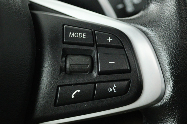 BMW X1 SDrive20i VDL Nedcar Edition (PANORAMADAK, ACHTERUITRIJCAMERA, STOELVERWARMING, DEALER ONDERHOUDEN)