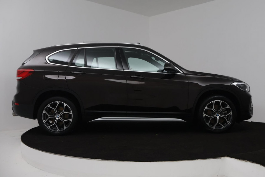 BMW X1 SDrive20i VDL Nedcar Edition (PANORAMADAK, ACHTERUITRIJCAMERA, STOELVERWARMING, DEALER ONDERHOUDEN)