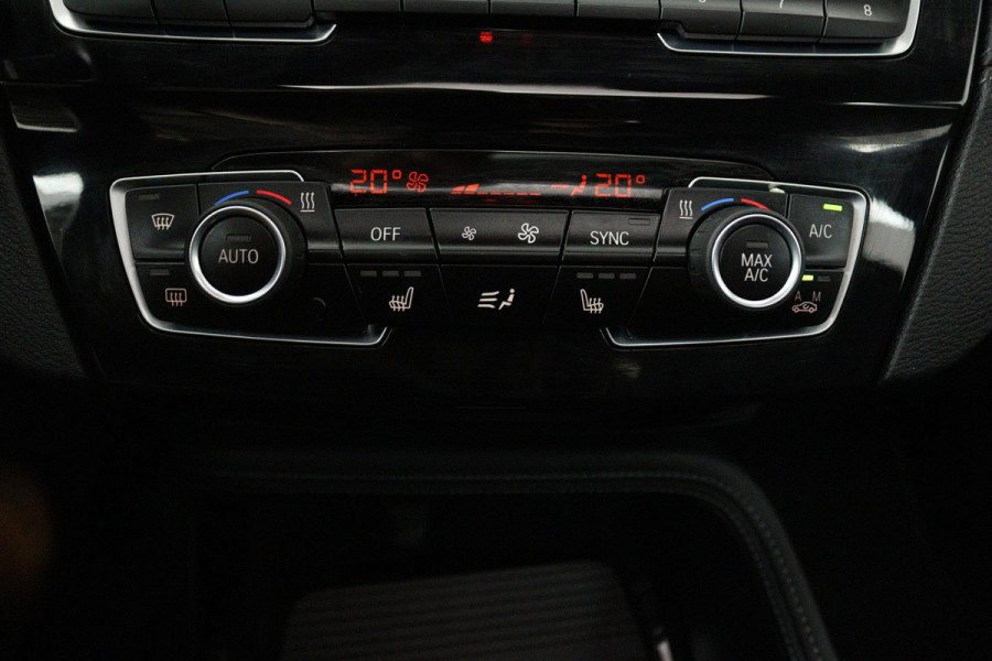 BMW X1 SDrive20i VDL Nedcar Edition (PANORAMADAK, ACHTERUITRIJCAMERA, STOELVERWARMING, DEALER ONDERHOUDEN)