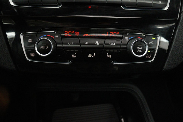 BMW X1 SDrive20i VDL Nedcar Edition (PANORAMADAK, ACHTERUITRIJCAMERA, STOELVERWARMING, DEALER ONDERHOUDEN)