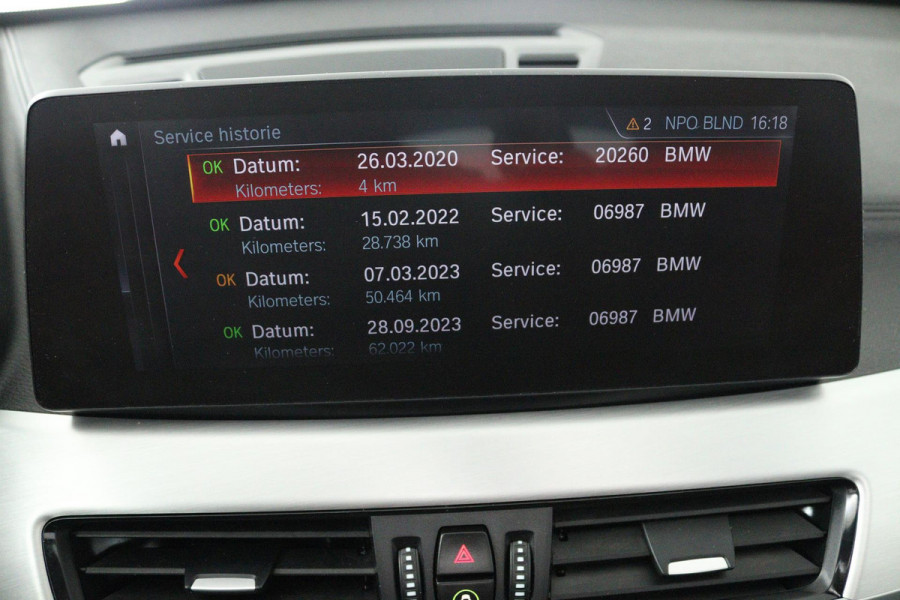 BMW X1 SDrive20i VDL Nedcar Edition (PANORAMADAK, ACHTERUITRIJCAMERA, STOELVERWARMING, DEALER ONDERHOUDEN)