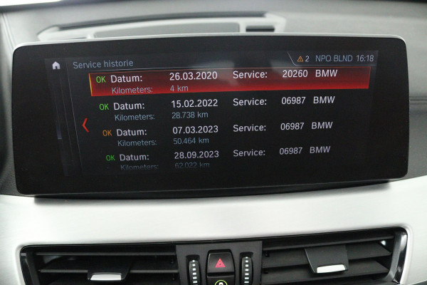 BMW X1 SDrive20i VDL Nedcar Edition (PANORAMADAK, ACHTERUITRIJCAMERA, STOELVERWARMING, DEALER ONDERHOUDEN)