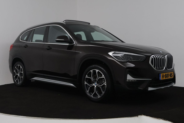 BMW X1 SDrive20i VDL Nedcar Edition (PANORAMADAK, ACHTERUITRIJCAMERA, STOELVERWARMING, DEALER ONDERHOUDEN)