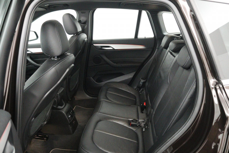 BMW X1 SDrive20i VDL Nedcar Edition (PANORAMADAK, ACHTERUITRIJCAMERA, STOELVERWARMING, DEALER ONDERHOUDEN)