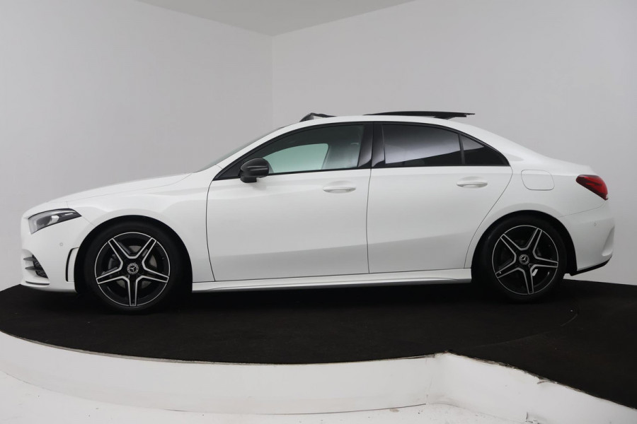 Mercedes-Benz A-Klasse 180 Business Solution AMG (PANORAMADAK, STOELVERWARMING, ACHTERUITRIJCAMERA, PARKEERSENSOREN)