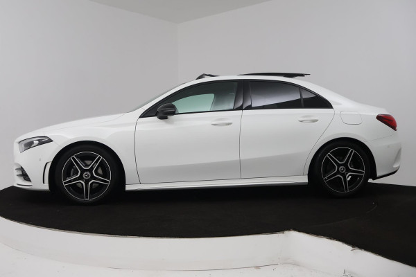 Mercedes-Benz A-Klasse 180 Business Solution AMG (PANORAMADAK, STOELVERWARMING, ACHTERUITRIJCAMERA, PARKEERSENSOREN)
