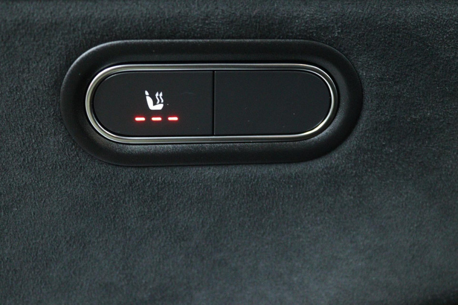 Mercedes-Benz A-Klasse 180 Business Solution AMG (PANORAMADAK, STOELVERWARMING, ACHTERUITRIJCAMERA, PARKEERSENSOREN)